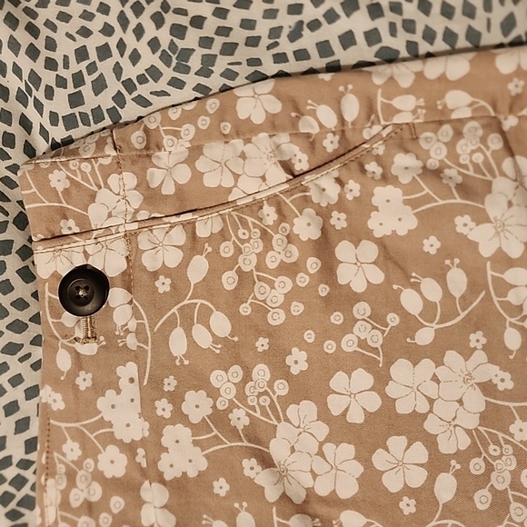 Gap Mid-Rise 2.5" Inseam Shorts - Picture 3 of 4